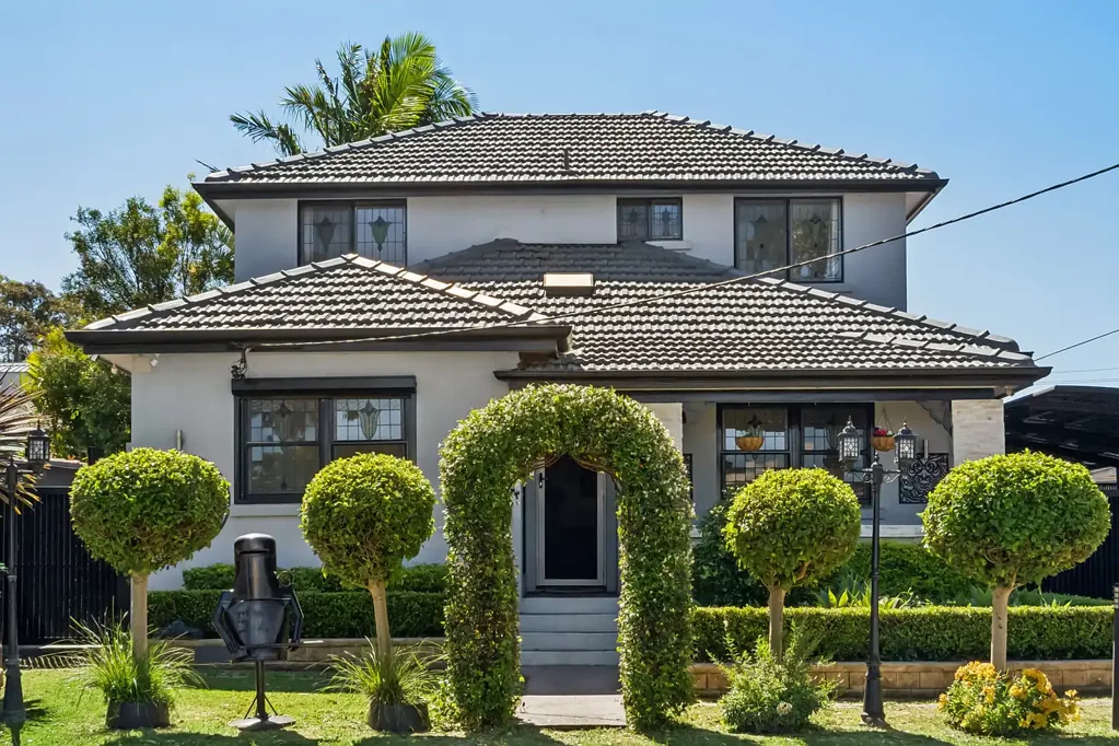 Mortdale 6房 多功能家庭设计 私密庭院娱乐区 四大卧带柜 现代2卧公寓 地理位置优越 Gorgeous freestanding family home with granny flat