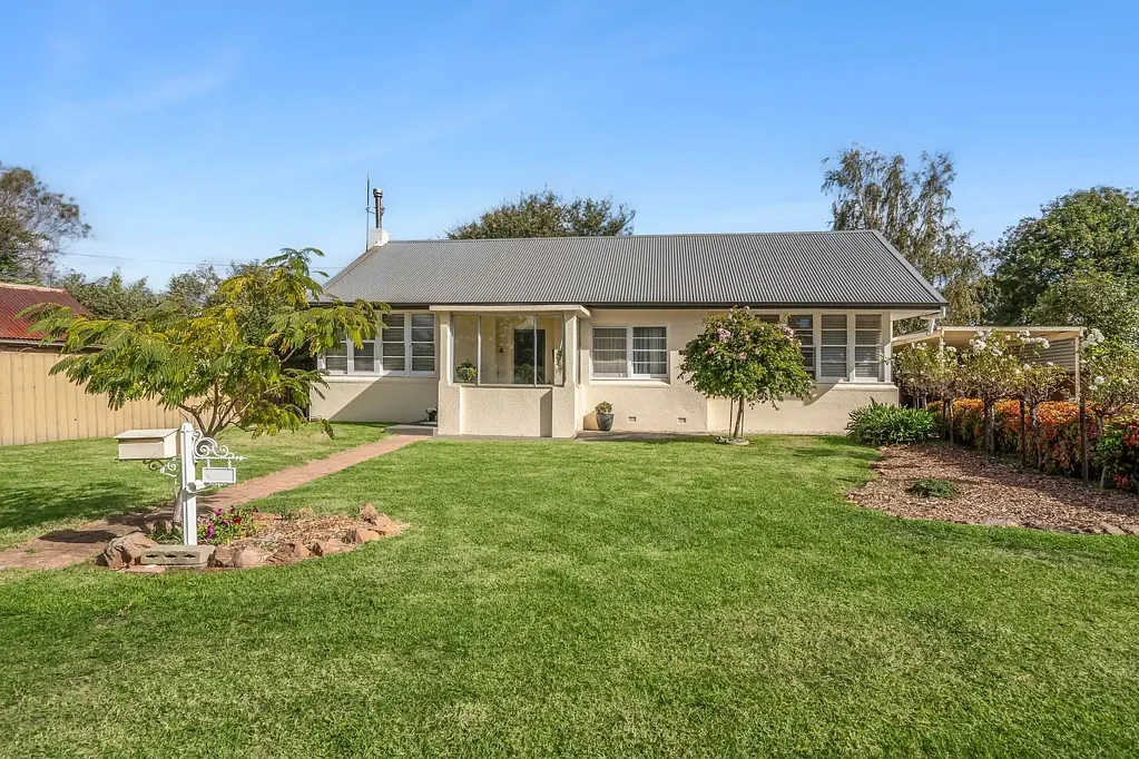 Goulburn 3Phòng ngủ Stylish Family Living on a Generous 1,043m² Block in Sought-After West Goulburn