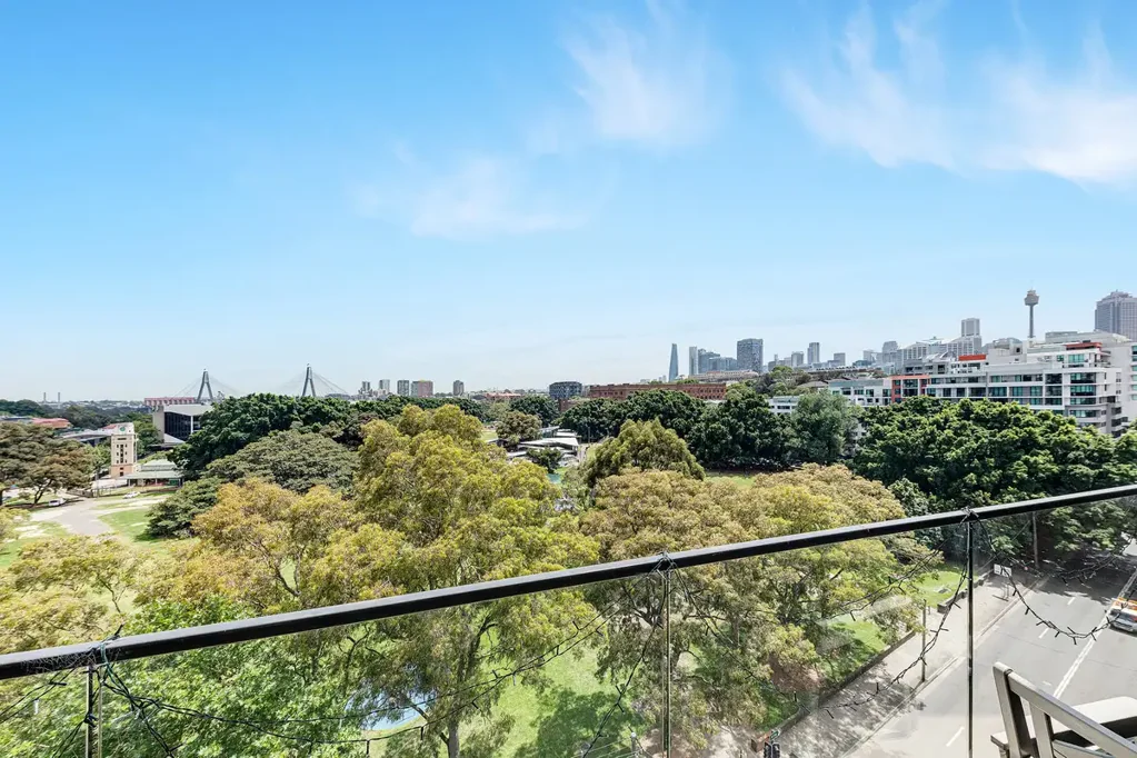 Glebe 2房 市中心瑰宝 朝北露台 视野开阔 通风明亮 顶级Miele厨电 定制浴室 车位储物 便利生活圈 投资首选 Parkside luxury, unrivalled views, close to every amenity