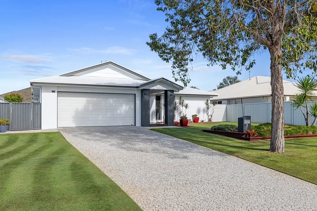 Pelican Waters 4ਬੈੱਡਰੂਮ METICULOUSLY MAINTAINED COASTAL LIVING IN A TIGHTLY HELD PELICAN WATERS CUL-DE-SAC!