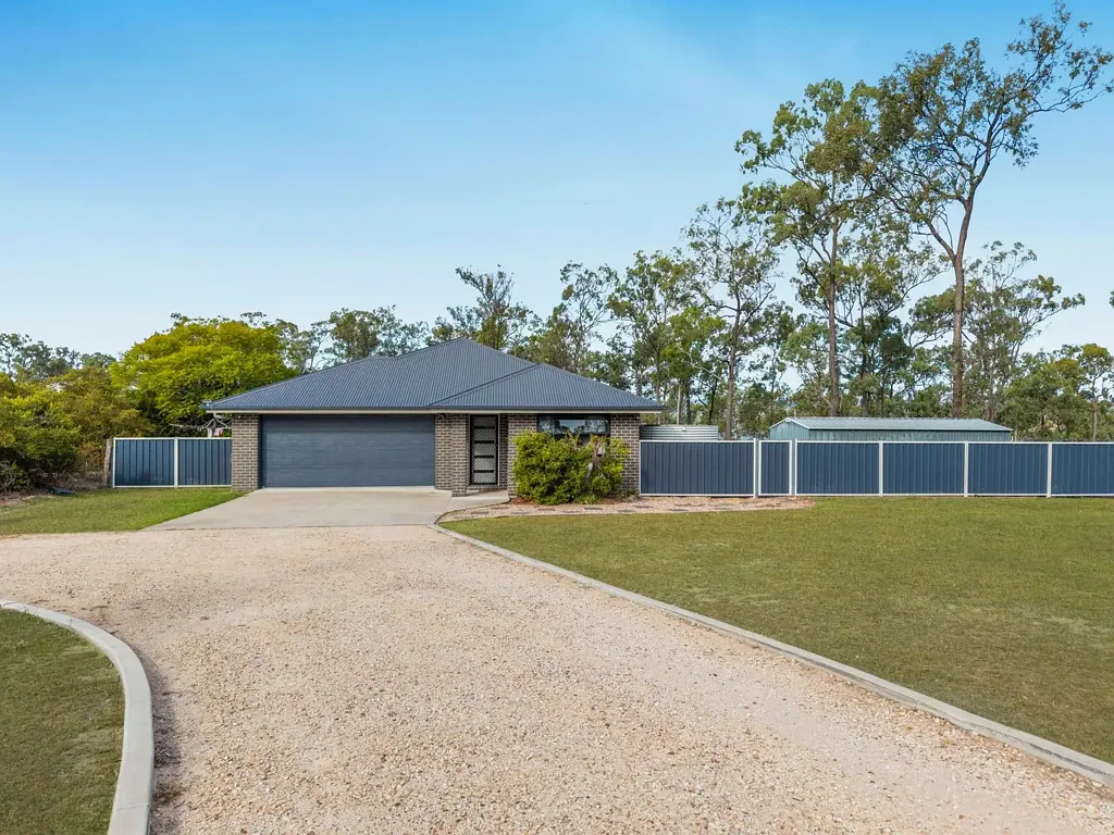 Laidley Heights 4Kwarto Lifestyle Acreage Living Backing onto Golf Course & Lake – 41 Burgess Road, Laidley Heights