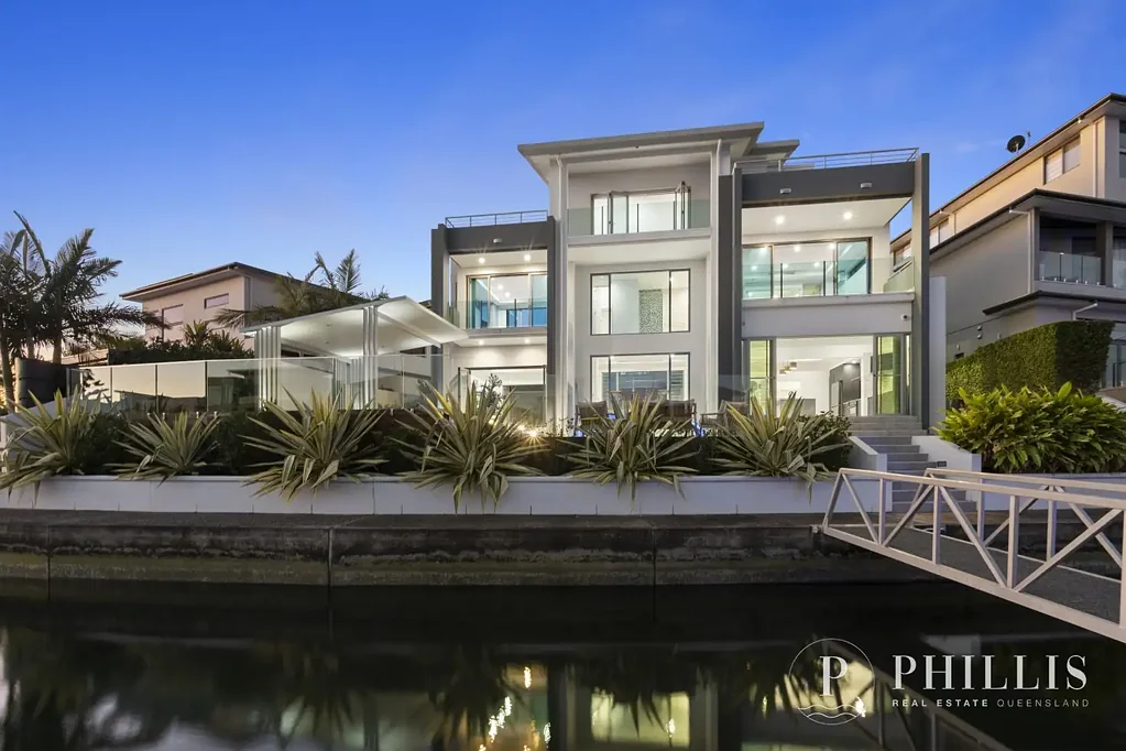 Paradise Point 6ห้องนอน This agent has resided at Sovereign Island for over 22 years and knows this location intimately.