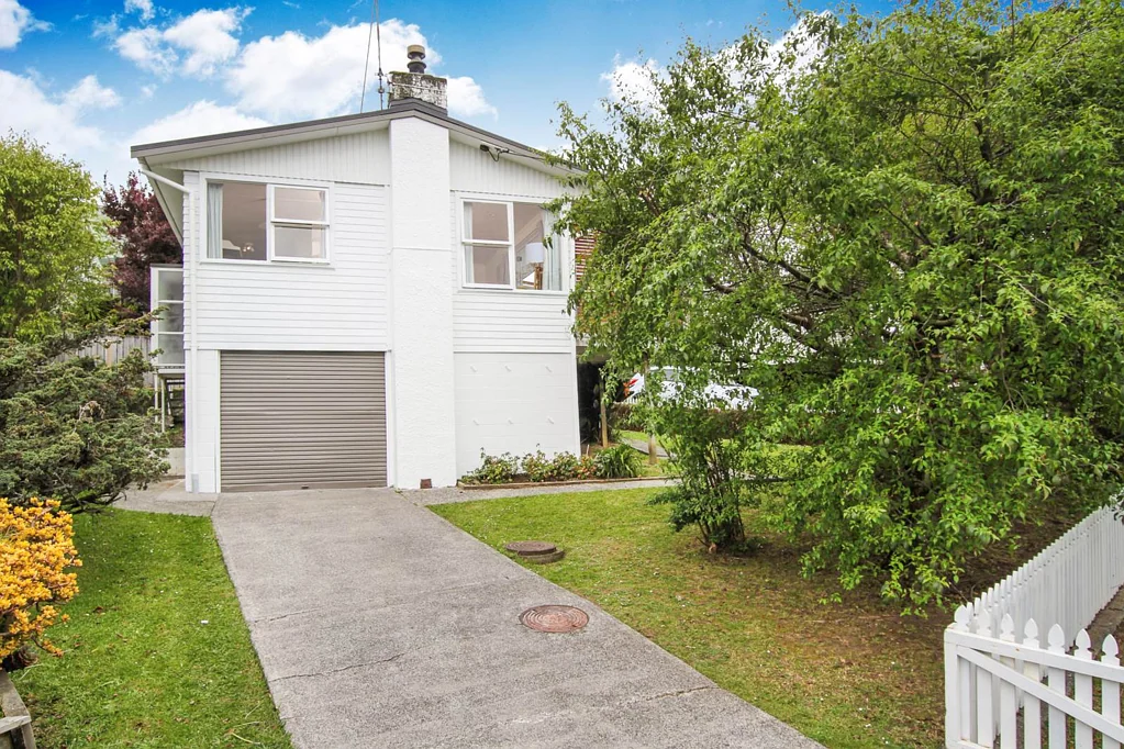 Forrest Hill 3બેડરૂમ Bungalow Beauty in Becroft – Must Be Sold!