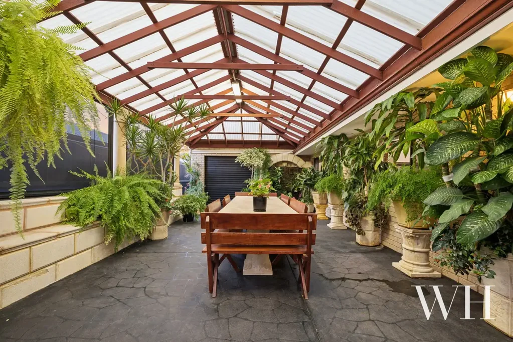 Hamilton Hill 5房  Cherished Family Retreat in Peaceful Parkside Position