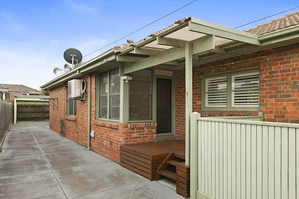 Mordialloc 1房 宽敞一居室住宅 大型多功能studio 精美砖砌结构 步行至车站公交 紧邻Mordialloc咖啡馆餐厅公园海滩 高品质厨房电器石材台面 哑光黑色固定装置 地板到天花板浴室瓷砖 车棚门控停车位多功能后部studio Walk to the Station, Cafes & Beach