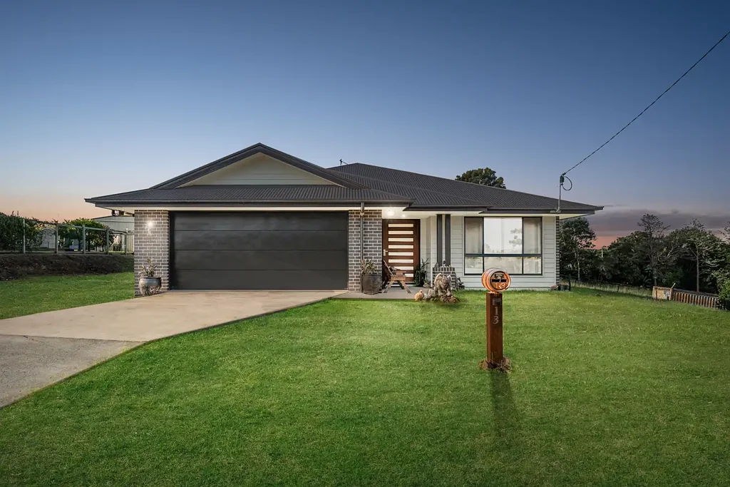Southside 4Moenga Modern Acreage Lifestyle - Space, Style & Serenity Just Minutes to Town