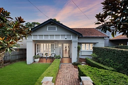16 River Road West, Longueville