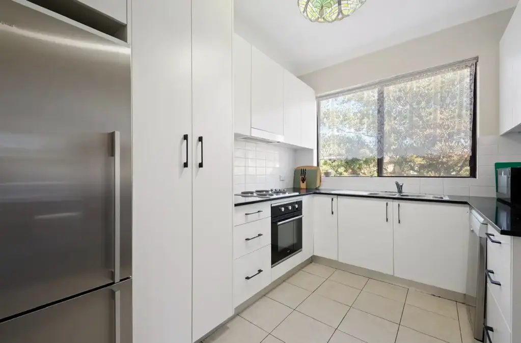 Hurstville 3房 优越地段 Hurstville站旁 3卧豪寓 高顶开放空间 双现代浴 宽敞厨房 阳台采光佳 安全车库 投资首选！ An Investors Delight! Beautiful 3 bedroom Apartment in Hurstville