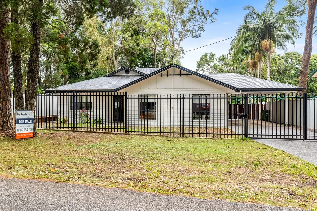 Macleay Island 3ਬੈੱਡਰੂਮ Modern Island Living – Stylish Black Finishes, Entertainer’s Patio & Double Garage