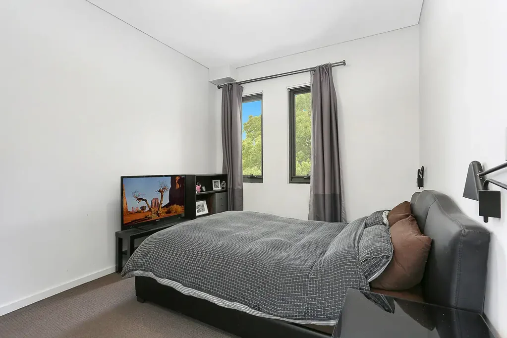 Merrylands 2房 惊人景观视野 开放式布局 现代厨房 主卧套间 安全地下车位 黄金地段便利 Modern Split Level Apartment with Captivating City Views