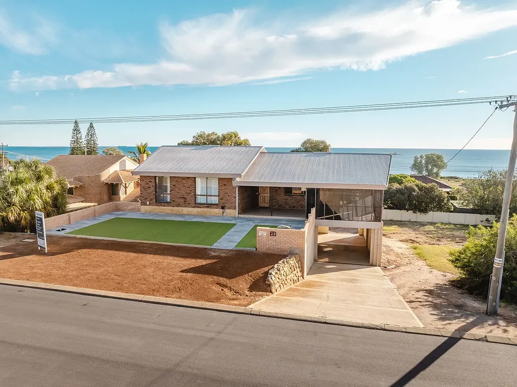 Bluff Point 5침실 Elevated Family Living with Space, Strength & Endless Potential