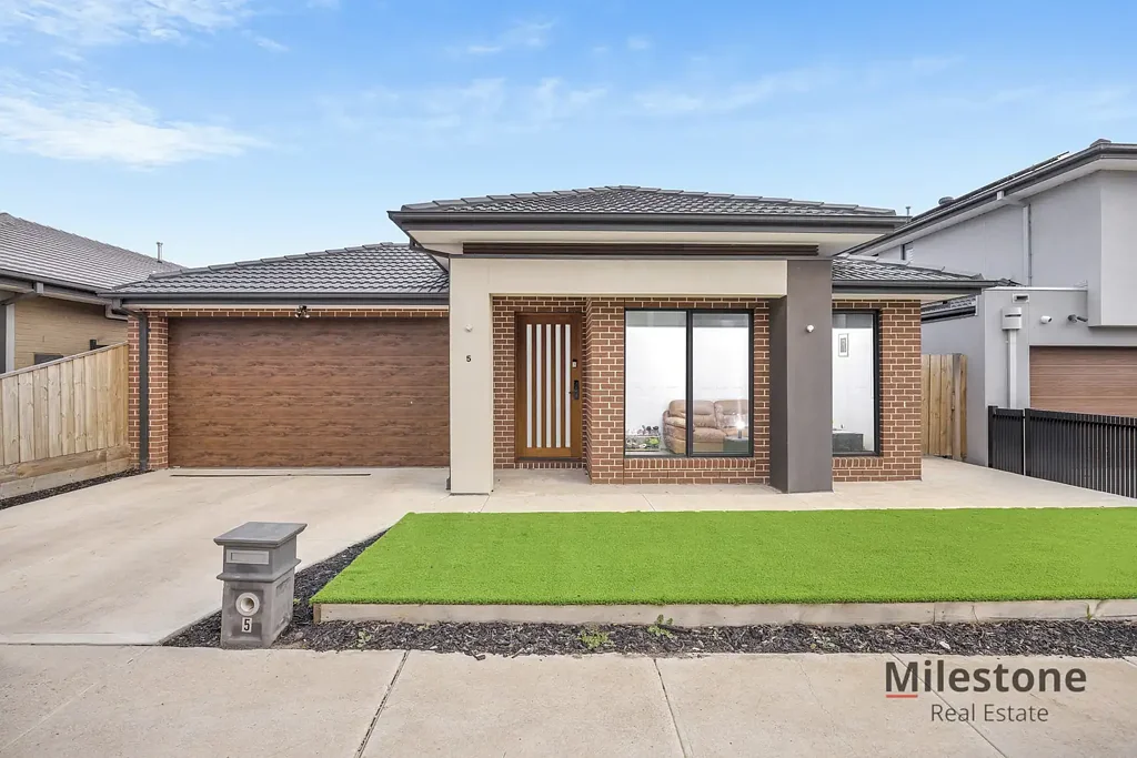 Werribee 4 Bedroom Spacious Family home with Dual Masters in prestigeous Harpley!