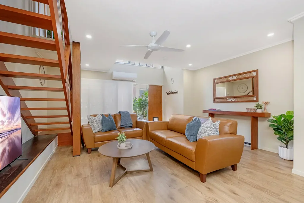 West End 2Kwarto Fully Furnished West End Townhouse - Turn-key Living or Investment Opportunity