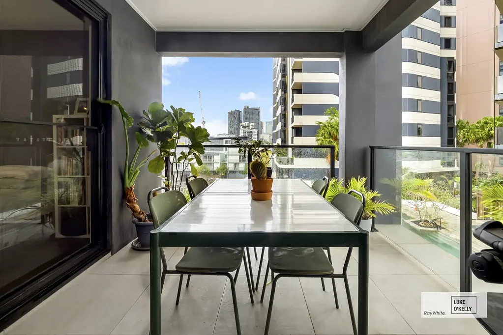 West End 2房 精品 Onyx 大楼的顶层生活 Top-Floor Living in the Boutique Onyx Building