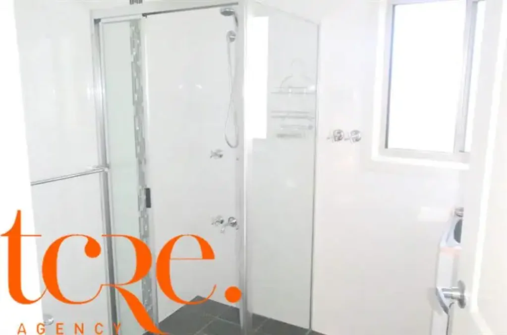 Modern 3-Bedroom Home Close to Station & Shops