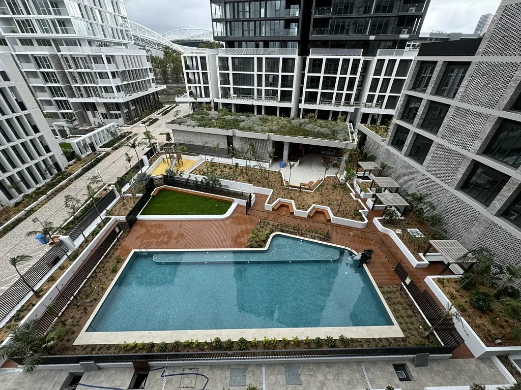 Nearly New - Mid level with beautiful view 2 rooms