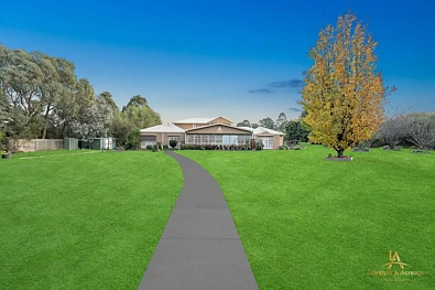 Drouin 4chambre "Grand Family Living with Outstanding Entertaining & Exceptional Shedding on a Premium Lifestyle Property"