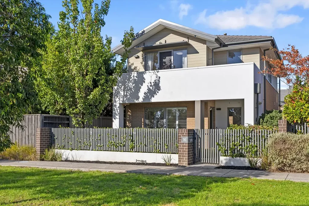 16 Harcrest Boulevard, Wantirna South, VIC 3152
