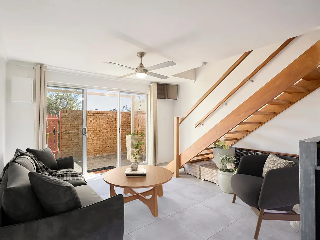 Burleigh Waters 2ਬੈੱਡਰੂਮ Coastal Cool Meets Over-50s Comfort - Stylish Townhouse in Miami Village