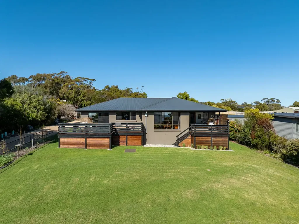 Binalong Bay 3બેડરૂમ Extensively renovated home set on a secluded block, enjoying stunning ocean view
