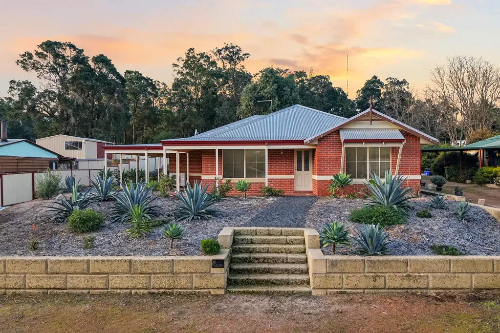 Greenbushes 4Habitaciones Solid Country Charm with Investment Upside