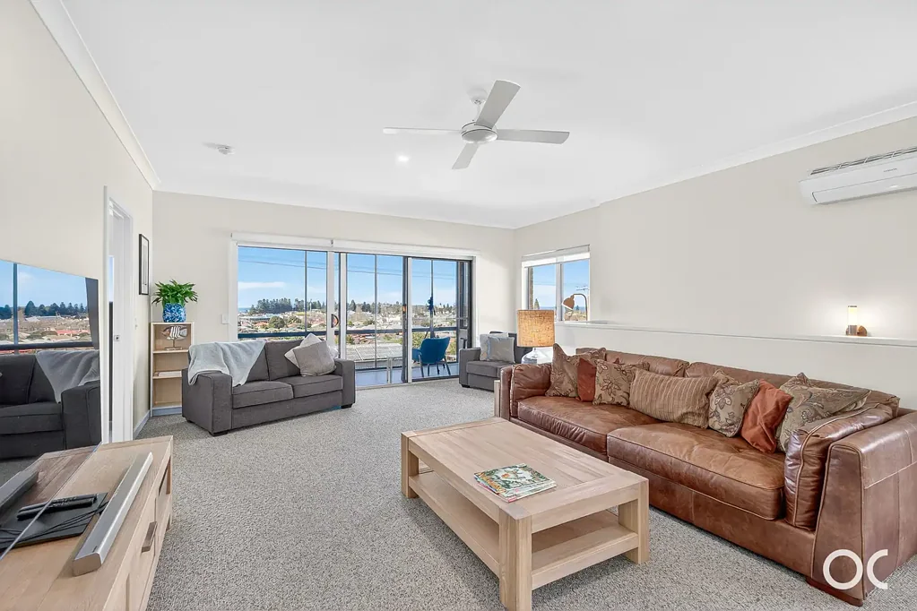 Victor Harbor 3 Bedroom Quality 2 storey home in central Victor Harbor with coastal views