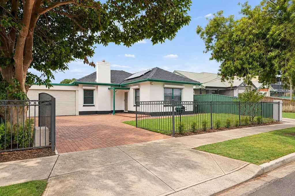 Broadview 3房  Classic Charm Meets Future Potential on a Generous Allotment