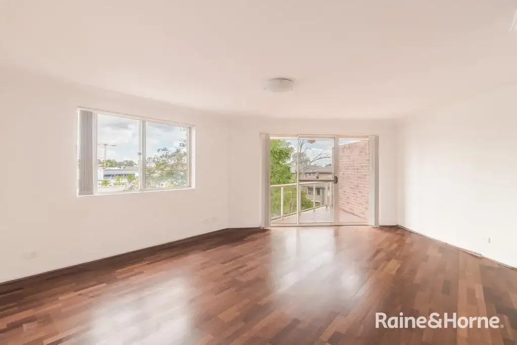 Spacious Modern Apartment in walking distance to Westfield & Parramatta Railway!