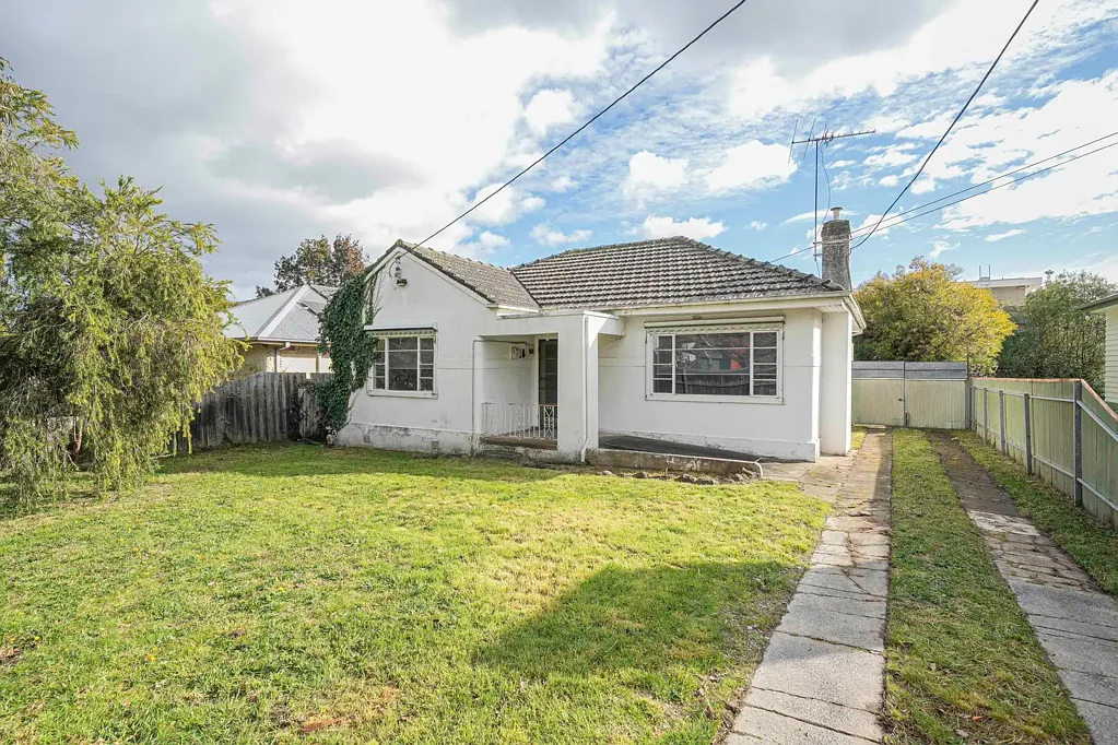 Renovated 3 bedroom Home In The Heart of Blackburn South **Under application