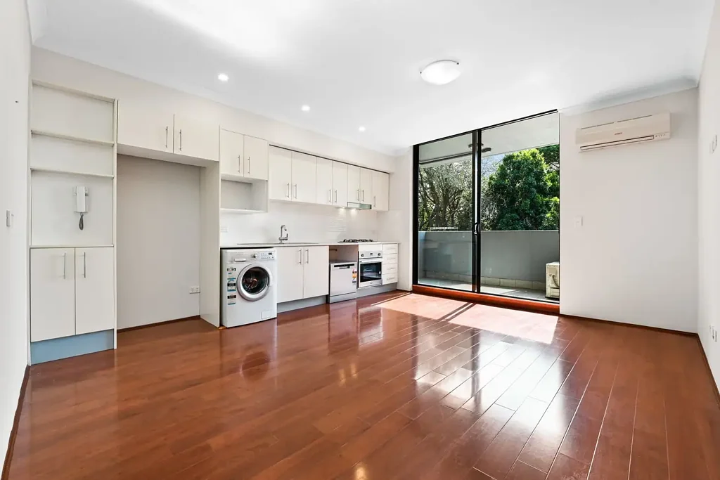 Conveniently located parkside studio apartment