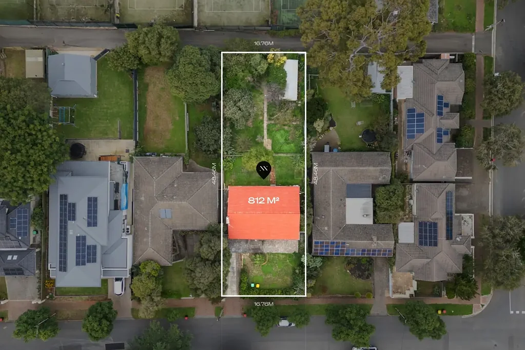 St Georges 2房  Timeless Character & Endless Potential in Prestigious St Georges.