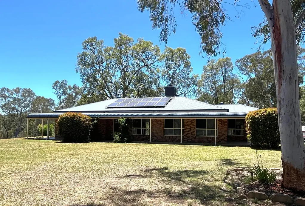 Coonabarabran 4chambre Rural Living on Approx. 5 Acres with Four bedroom brick home