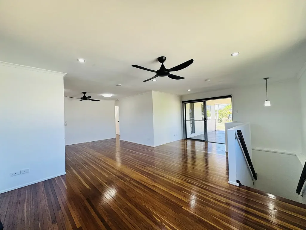 Moranbah 5房  STYLISH HOME, RARE INTERNAL STAIRCASE, AND POWERED SHED – THIS ONE HAS IT ALL!