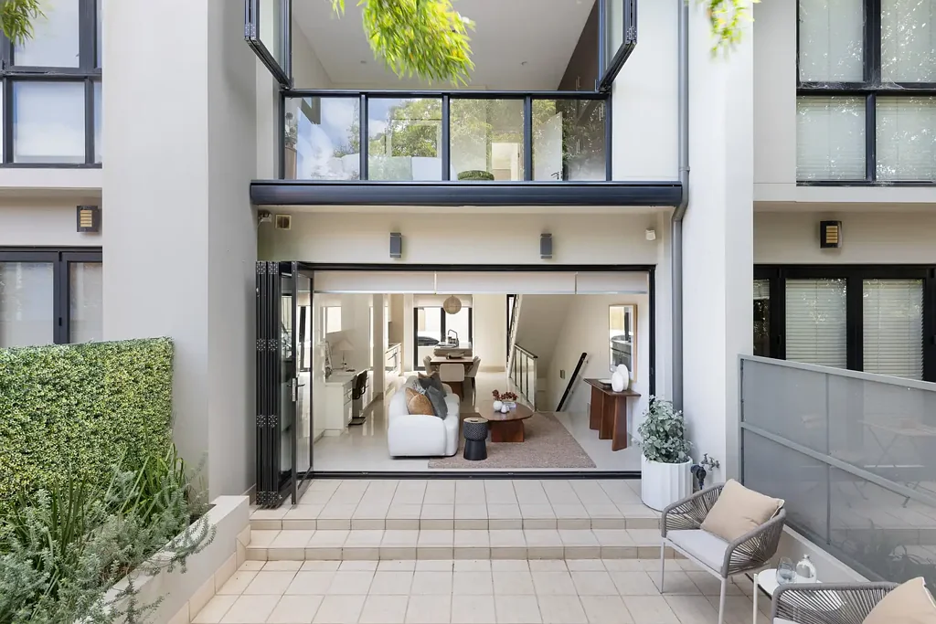 Glebe 2Kwarto Contemporary townhouse with seamless in/outdoor design