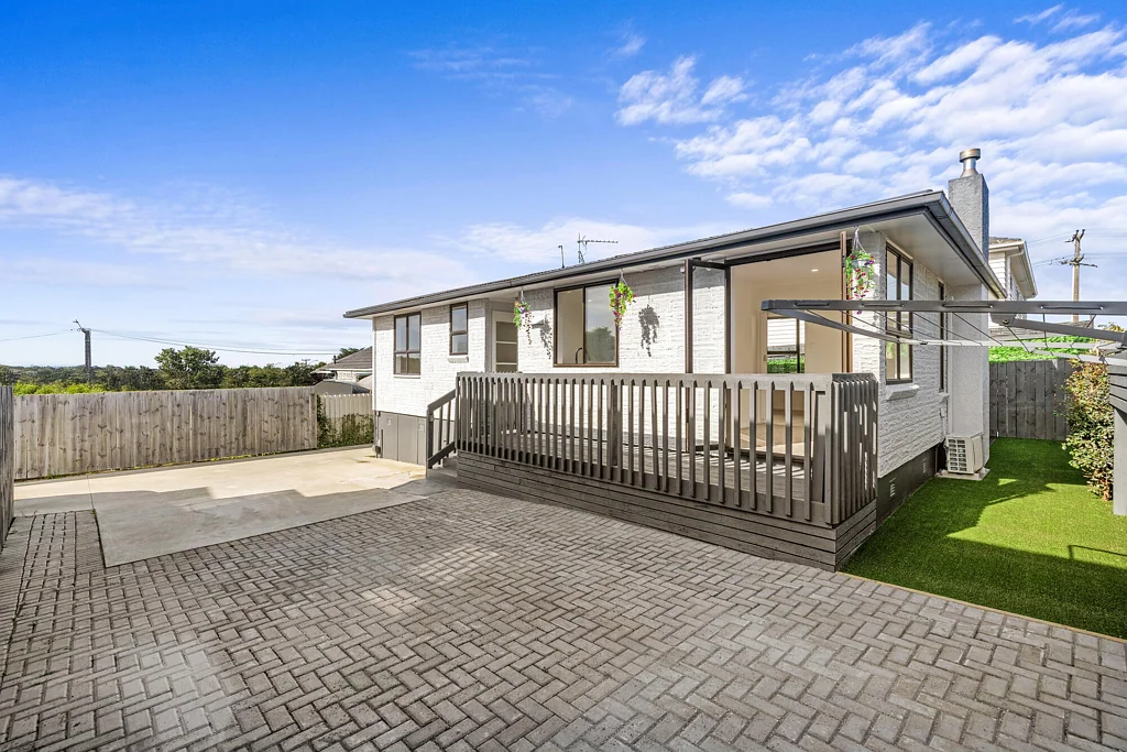 Mangere Bridge 3chambre URGENT SALE: Renovated 3-Bed. Must Sell Now!