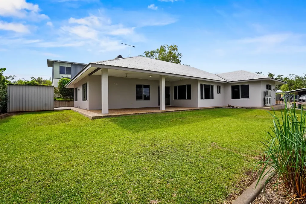 Johnston 4chambre Huge 801m² Block with Side Access & Multiple Living Areas