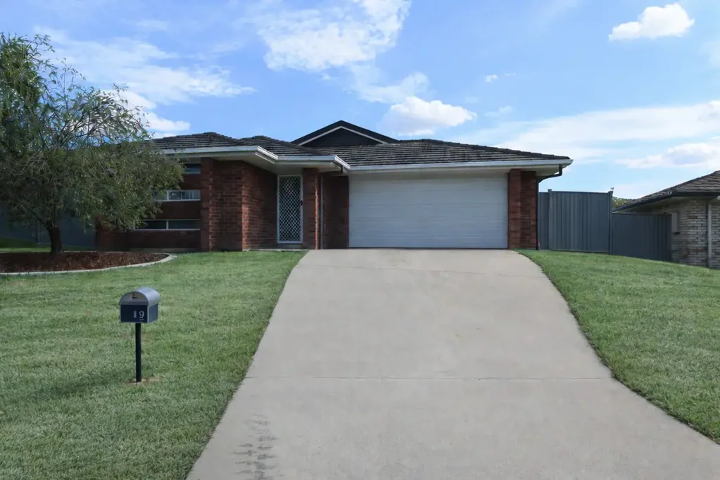 Gunnedah 4房  Modern Comfort in a Convenient Location