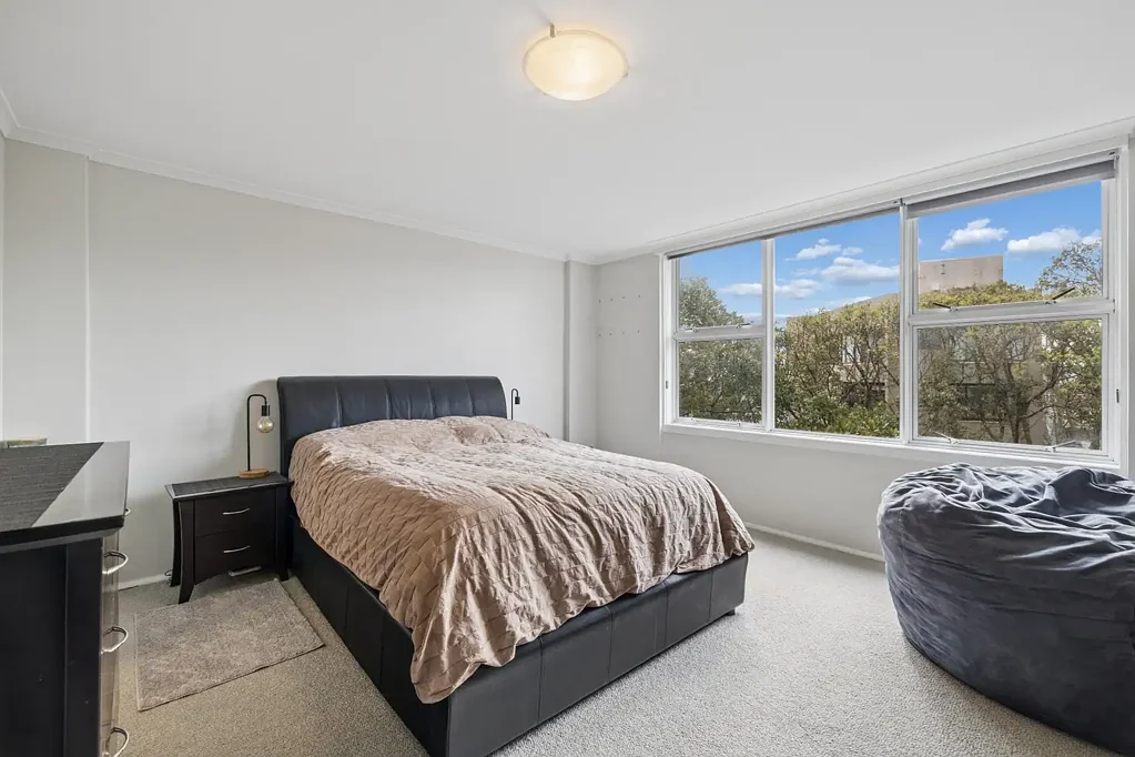 Potts Point 理想的 Potts Point 小公寓，带停车位 Desirable Potts Point pied a terre with parking