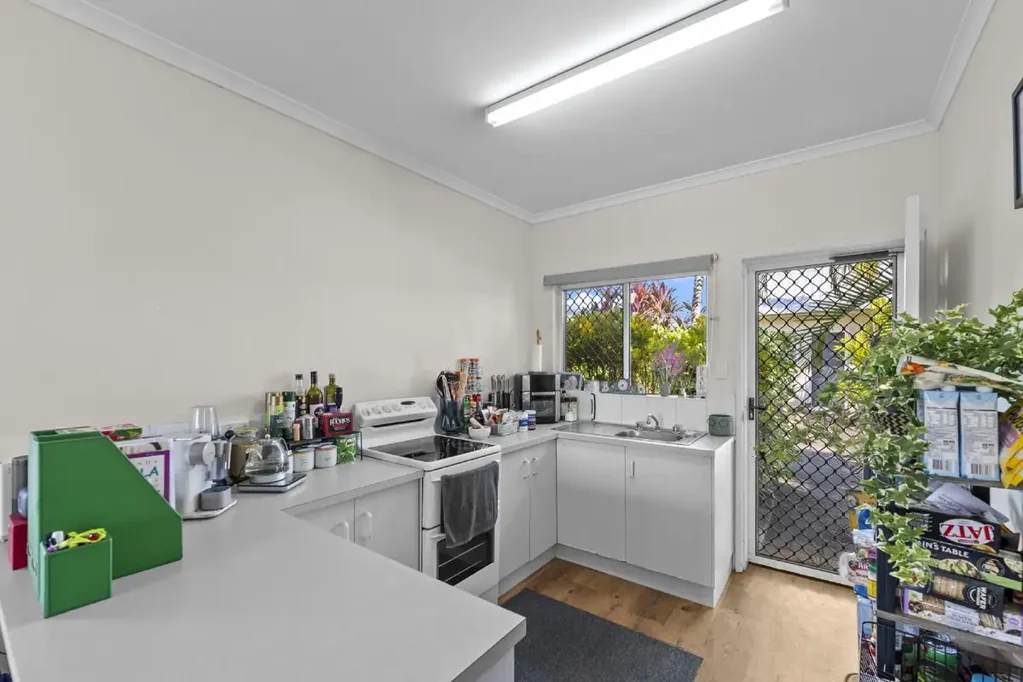 Mooroobool 1ห้องนอน Charming Low-Maintenance Investment in a Quiet, Convenient Location