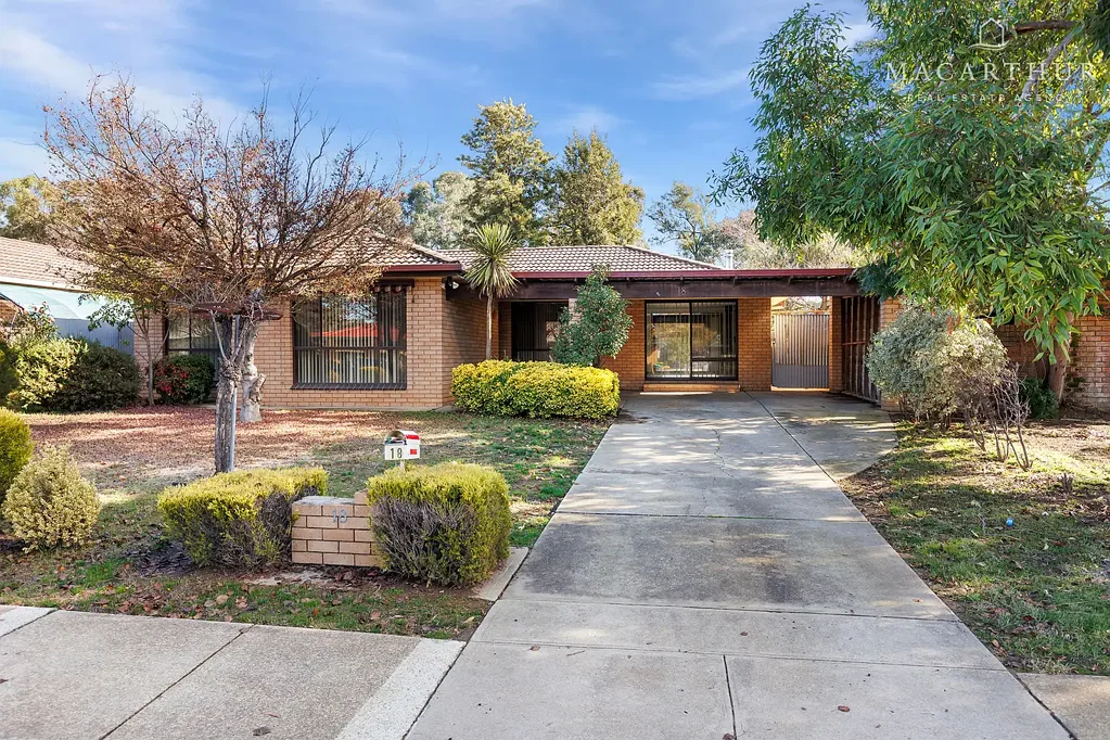 18 Pinaroo Drive, Glenfield Park, NSW 2650