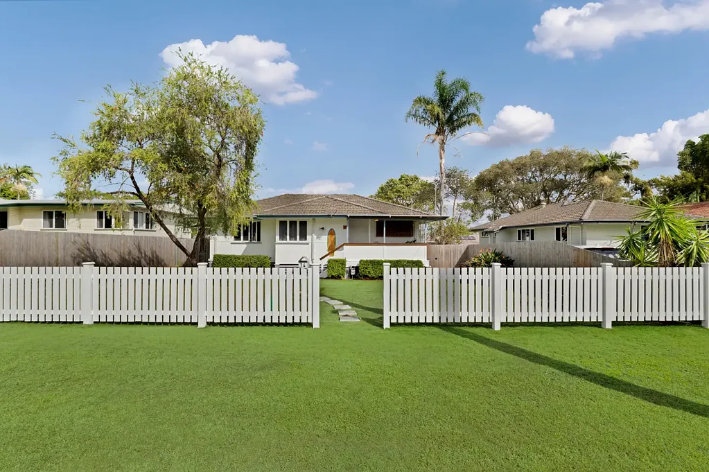 Wynnum West 3房 宽敞728平地块 硬木地板铺就 分体空调全屋 双车库便利 巨大遮盖娱乐区 多车可容 储物空间充裕 近Iona College Double Side Access on a Generous Block!