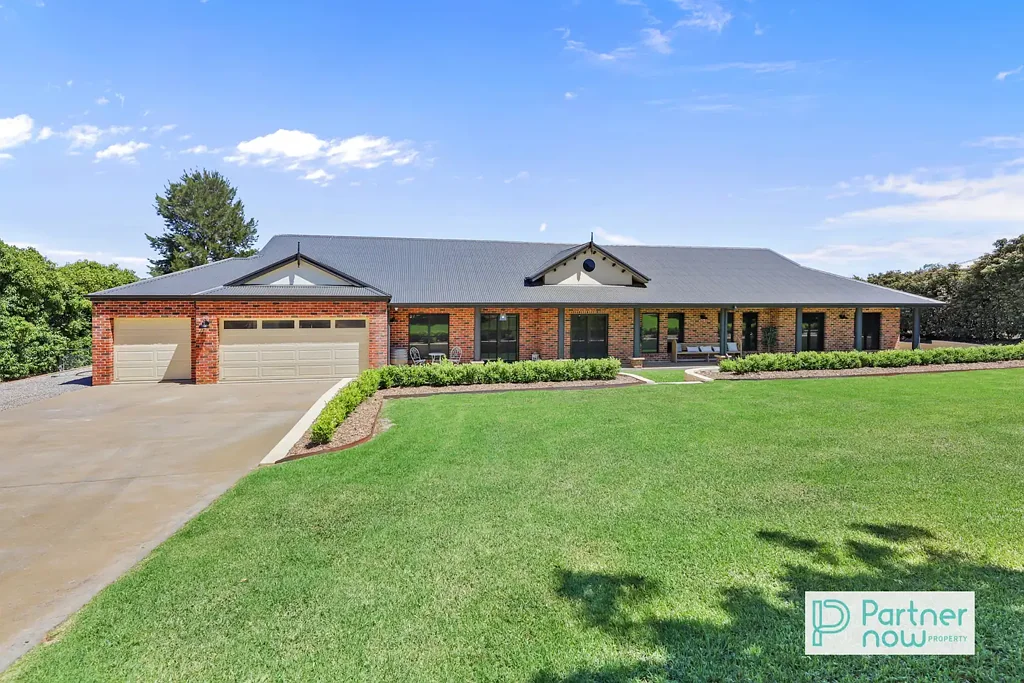 Tamworth 6 Bedroom Six-Bedroom Expansive Home with Pool
