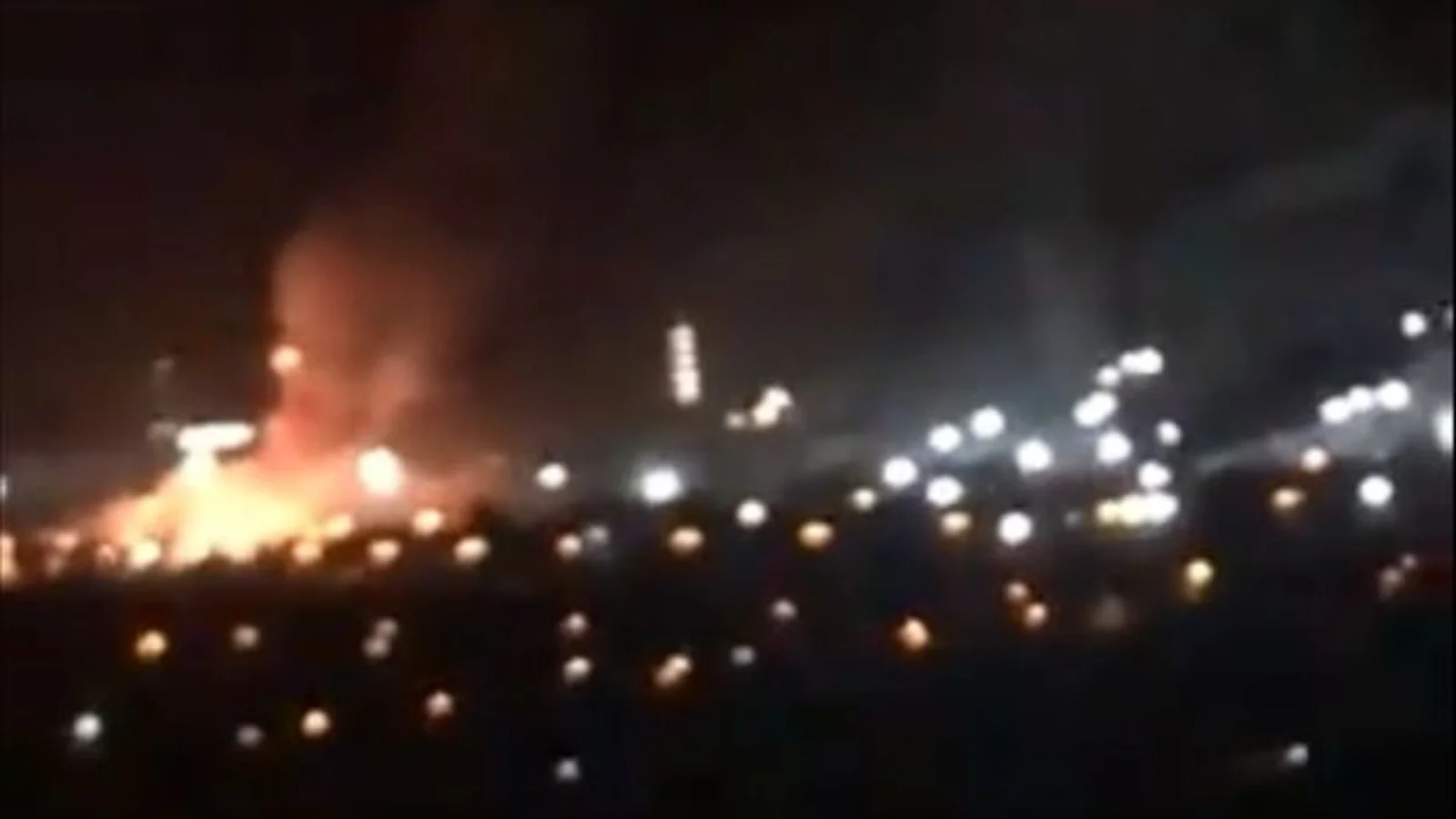 英国最大钢铁厂发生爆炸 网友:房子都在震动