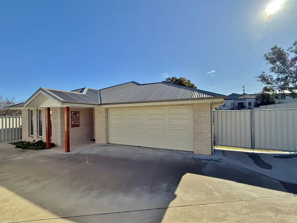 2/33 William Street, Young, NSW 2594