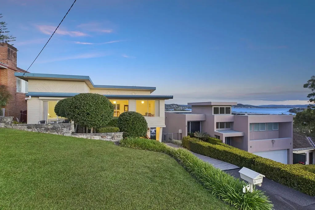 East Gosford 4Moenga Light and Bright with Fantastic Water Views