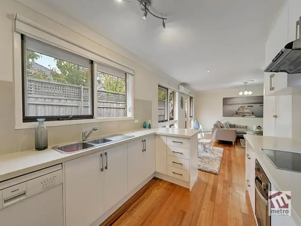CLOSE TO SHOPS, CAFES, PARKS & SCHOOLS!