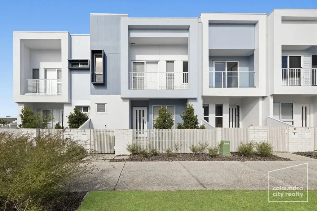 NORTH FACING TERRACE LIVING