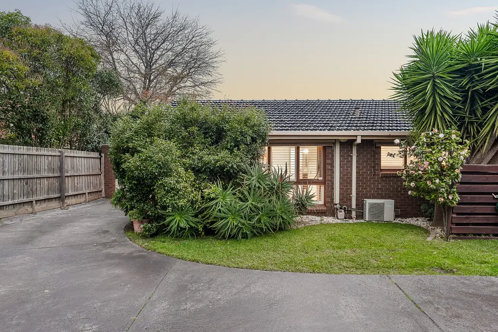 Mount Waverley 2房 步行即达火车站 明亮通风厨房 学区便利位置 低维护后院 私密户外用餐区 友好邻里环境 Modern, Light-Filled Comfort in the Mount Waverley School Zone