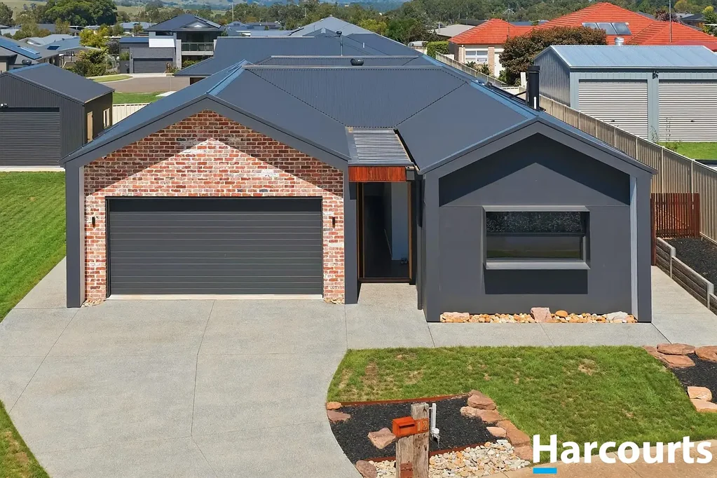 Leongatha 4房  Stylish Near-New Family Home