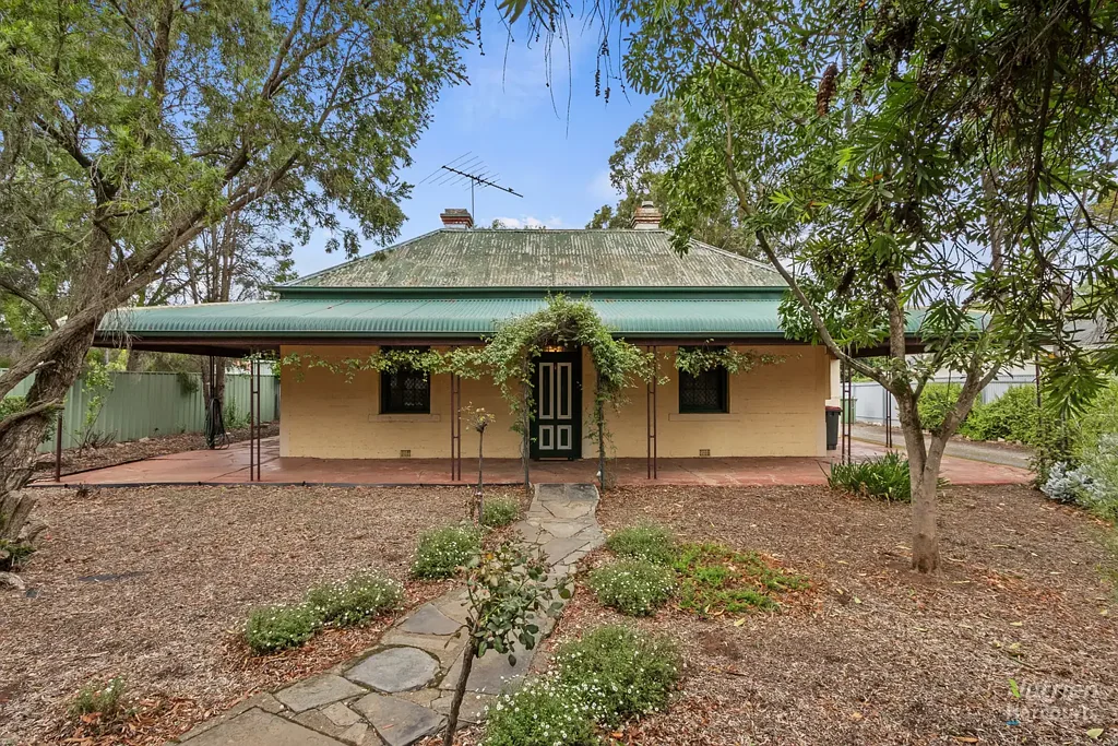 Saddleworth 3Phòng ngủ Charming 1870s Home with Modern Comforts on generous block.